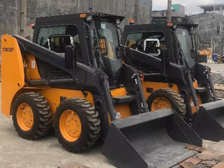 Minicargadora compacta con orugas y accesorios